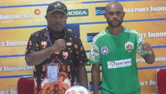 
Pelatih Persipuja, Mial Balebata Armand dan Kapten tim Persipuja, Beny Kogoya Wonda. (Foto: Edwin Rumanasen) 