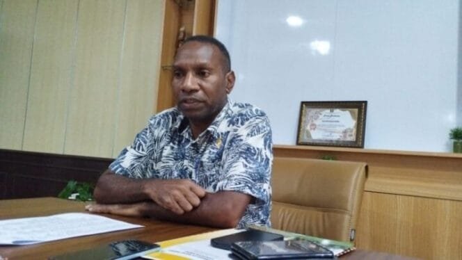 
Ketua DPRK Mimika, Primus Natikapereyau 