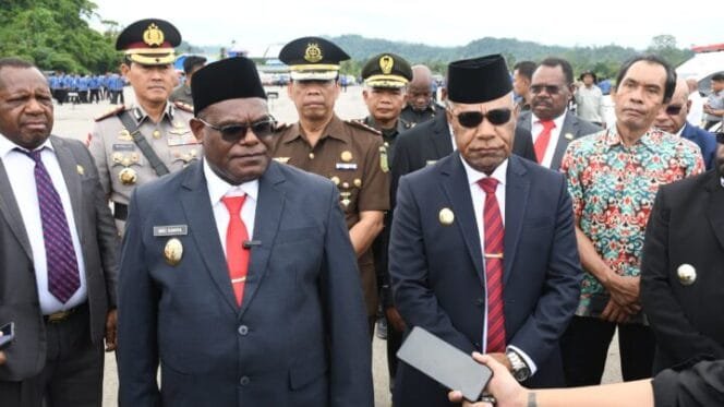 
Gubernur dan Wakil Gubernur Papua Tengah, Meki Nawipa dan Deinas Geley. (Foto: Humas Pemprov Papua Tengah)