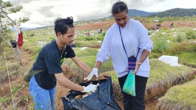 
Dua anggota komunitas Rumah Bakau saat mengangkat sampah. (Foto: Muhammad Ikbal Asra)