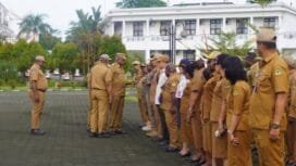 Bupati Mimika, Johannes Rettob, Wakil Bupati Mimika Emanuel Kemong dan jajaran saat pemeriksaan barisan dalam momen apel pagi. (Foto: Edwin Rumanasen/Sasagupapua.com)