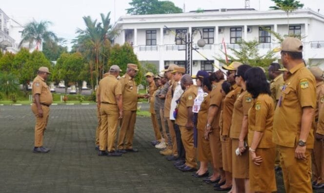 
Bupati Mimika, Johannes Rettob, Wakil Bupati Mimika Emanuel Kemong dan jajaran saat pemeriksaan barisan dalam momen apel pagi. (Foto: Edwin Rumanasen/Sasagupapua.com)