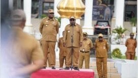 Bupati dan Wakil Bupati Mimika, Johannes Rettob dan Emanuel Kemong dalam momen apel pagi, Selasa (8/4/2025). (Sumber foto: IG Emanuelkemong)