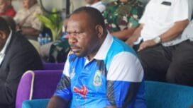 Bupati Intan Jaya, Aner Maisini saat hadir dalam pembukaan Liga4 PPT di Timika. (Foto: Edwin Rumanasen/Sasagupapua.com)