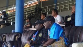 Bupati Dogiyai, Yudas Tebai (Jeket Hitam) saat menyaksikan pertandingan Persido melawan Persinab. (Foto: Edwin Rumanasen)