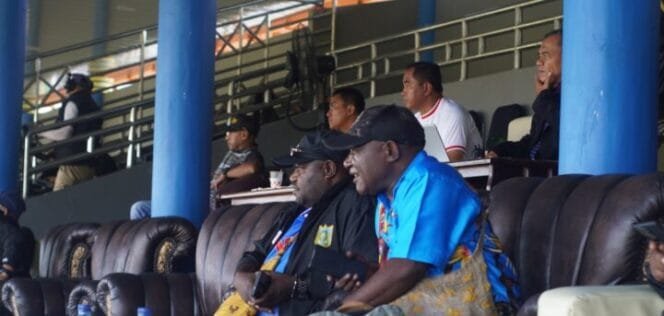 
Bupati Dogiyai, Yudas Tebai (Jeket Hitam) saat menyaksikan pertandingan Persido melawan Persinab. (Foto: Edwin Rumanasen)