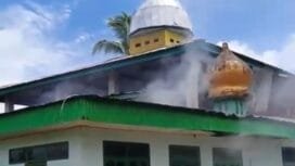Tampak asap dari atas atap masjid An-Nur Kokonao. (Foto: Capture video masyarakat di Kokonao)