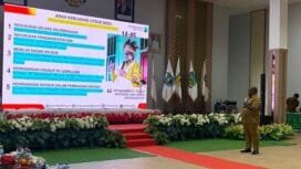 Gubernur Meki Nawipa saat melakukan pemaparan dalam Rapat Kerja Pemerintah Daerah se-Papua Raya bersama BP3OKP, yang berlangsung di Ballroom Kantor Gubernur Papua Tengah, Bandara Lama, pada Senin (15 April 2025). (Dok. Nabirenews.com)