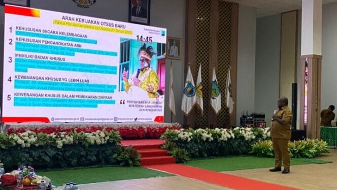 
Gubernur Meki Nawipa saat melakukan pemaparan dalam Rapat Kerja Pemerintah Daerah se-Papua Raya bersama BP3OKP, yang berlangsung di Ballroom Kantor Gubernur Papua Tengah, Bandara Lama, pada Senin (15 April 2025). (Dok. Nabirenews.com)