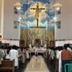 Umat Katolik saat misa Kamis Putih, Kamis (17/4/2025) di Gereja Katedral Tiga Raja