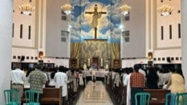 Umat Katolik saat misa Kamis Putih, Kamis (17/4/2025) di Gereja Katedral Tiga Raja