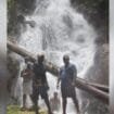 Kepala Distrik Mimika Barat, Ever Kukuareyau (kanan) saat berada di air terjun Kokonao Kecil. (Foto: Istimewa)