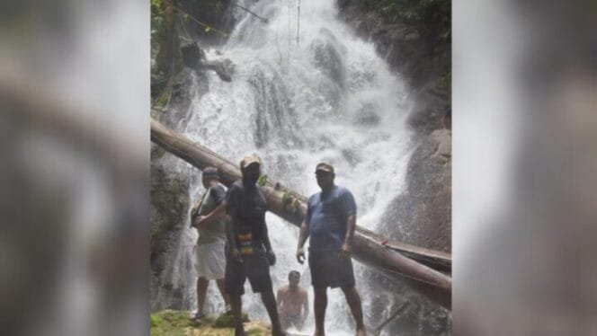 
Kepala Distrik Mimika Barat, Ever Kukuareyau (kanan) saat berada di air terjun Kokonao Kecil. (Foto: Istimewa) 