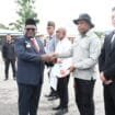 Gubernur Papua Tengah, Meki Nawipa mengerahkan bantuan Ambulance dan kartu KO SEHAT secara simbolis. (Foto: Humas Pemprov Papua Tengah)
