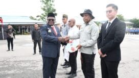 Gubernur Papua Tengah, Meki Nawipa mengerahkan bantuan Ambulance dan kartu KO SEHAT secara simbolis. (Foto: Humas Pemprov Papua Tengah)