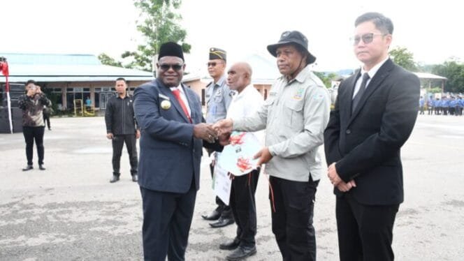 
Gubernur Papua Tengah, Meki Nawipa mengerahkan bantuan Ambulance dan kartu KO SEHAT secara simbolis. (Foto: Humas Pemprov Papua Tengah)