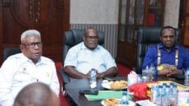Bupati Mimika, Johannes Rettob bersama Gubernur Papua Tengah, Meki Nawipa dan Ketua Asosiasi Bupati Se Papua Tengah Melkianus Motte dalam momen rapat bersama. (Foto Humas Pemprov Papua Tengah)
