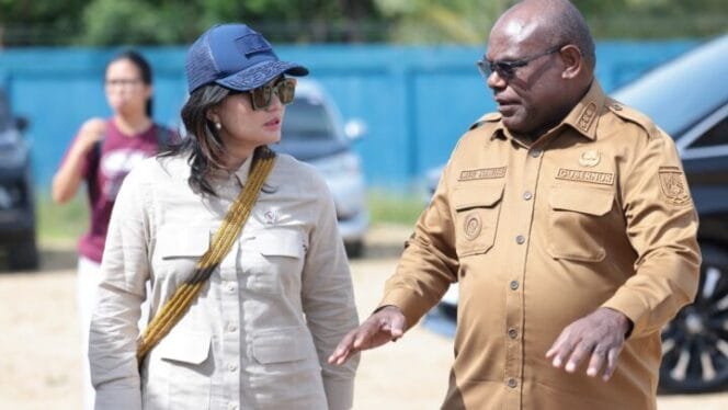 
Wakil Menteri Pendidikan Tinggi, Sains, dan Teknologi (Wamendiktisaintek) Stella Christie  bersama Gubernur Papua Tengah Meki Nawipa. (Foto: Humas Pemprov Papua Tengah) 