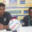 Pelatih Persido Dogiyai Chrislew Yarangga bersama Kapten tim Fransiskus Goo saat konferensi pers usai laga. (Foto: Edwin Rumanasen/sasagupapua)