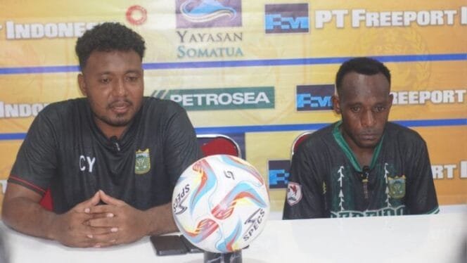 
Pelatih Persido Dogiyai Chrislew Yarangga bersama Kapten tim Fransiskus Goo saat konferensi pers usai laga. (Foto: Edwin Rumanasen/sasagupapua)