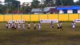 Pemain Persintan dan Persidei berjabat tangan usai laga penyisihan grup. (Foto: Edwin Rumanasen/sasagupapua)