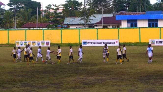 
Pemain Persintan dan Persidei berjabat tangan usai laga penyisihan grup. (Foto: Edwin Rumanasen/sasagupapua)