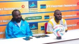 Pelatih dan Kapten Tim Persidei Deiyai saat konferensi pers usai laga terakhir di penyisihan group B. (Foto: Edwin Rumanasen/sasagupapua)
