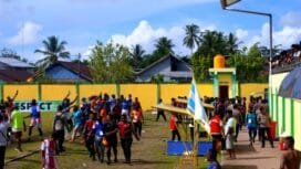 Ricuh antar pemain dan official tim persinab dan persemi.(Foto: Edwin Rumanasen/sasagupapua)