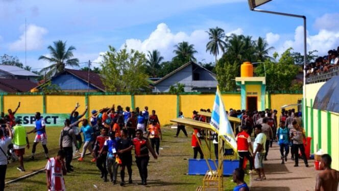 
Ricuh antar pemain dan official tim persinab dan persemi.(Foto: Edwin Rumanasen/sasagupapua)