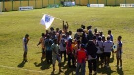 Pemain Persipuncak Cartensz merayakan kemenangan usai pertandingan melawan Persipuja. (Foto: Edwin Rumanasen/sasagupapua)