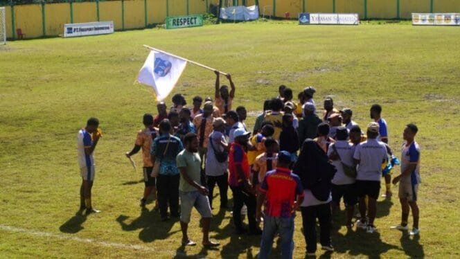 
Pemain Persipuncak Cartensz merayakan kemenangan usai pertandingan melawan Persipuja. (Foto: Edwin Rumanasen/sasagupapua)