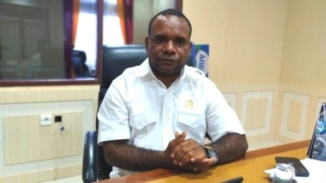 
Ketua Komisi IV DPRK Mimika, Elinus Balinol Mom,ST. (Foto: Istimewa)