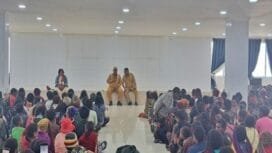 Bupati Jayawijaya Atenius Murip, didamping Sekda Jayawijaya Thony M. Mayor, saat menerima aspirasi mama-mama pedagang asli Papua di gedung Wio kantor bupati. (Foto : Vina Rumbewas)