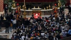 Puluhan ribu umat memberikan penghormatan terakhir kepada mendiang Paus Fransiskus (Divisi Foto MEDIA VATICAN)