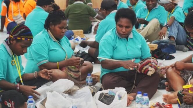 
Galeri Foto Kegiatan Perlombaan Kerajinan Suku Amungme oleh Disparbudpora