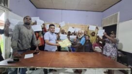 Masyarakat saat menyerahkan pengaduan kepada pihak LBH Merauke. (Foto: Dok LBH Merauke)