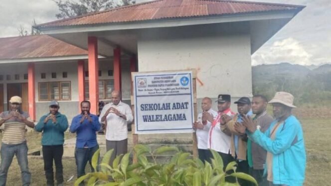 
Peresmian sekolah adat di Distrik Walelagama Oleh Pemerintah Kabupaten Jayawijaya, LMA, Tokoh Adat, Tokoh Agama dan Tokoh Masyarakat. (Foto: istimewa)