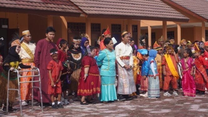 
Para Siswa SLB dan guru saat mengikuti upacara bendera memperingati Hardiknas 2025. (Foto: Kristin Rejang/Sasagupapua.com)
