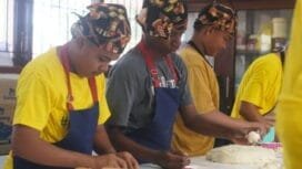 Siswa SLB Negeri Timika saat membuat roti. (Foto: Kristin Rejang/Sasagupapua.com)