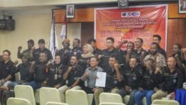 Suasana foto bersama dalam momen doa dan jumpa pers dalam hari buruh internasional. (Foto: Edwin Rumanasen)