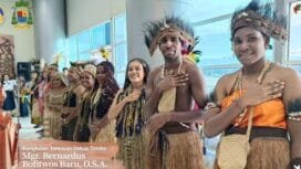 Para penjemput tamu terlihat mengenakan pakaian adat. (Foto: Komsoskwi)