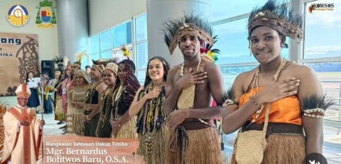 
Para penjemput tamu terlihat mengenakan pakaian adat. (Foto: Komsoskwi)