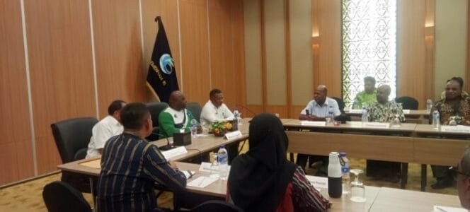 
MenHAM RI, Natalius Pigai saat pertemuan di Timika. (Foto: Istimewa)