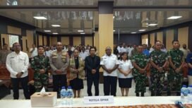 Wakil Bupati Emanuel Kemong, Kepala Bappeda Mimika, Yohana Paliling saat berfoto bersama berbagai stakeholder. (Foto: Kristin Rejang/Sasagupapua.com)