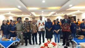 Foto bersama dalam momen acara penutupan kegiatan lomba membuat kerajinan tangan Suku Amungme. (Foto: Edwin Rumanasen)