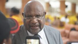 Anggota Dewan Gereja Papua (DGP), Pendeta Dorman Wandikbo saat diwawancarai awak media di Timika. (Foto: Kristin Rejang/Sasagupapua.com)