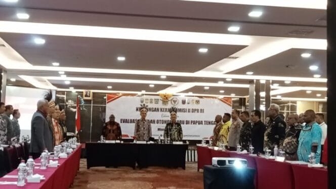 
Suasana rapat dalam rangka kunjungan DPR RI II untuk membahas Evaluasi Daerah Otonom Baru di Papua Tengah. (Foto: Kristin Rejang/Sasagupapua.com)