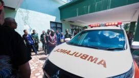 Gubernur Papua Tengah, Meki Nawipa Beri Bantuan Ambulance ke dua rumah sakit. (Foto: Humas Pemprov Papua Tengah)