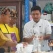 Chef Alan saat sedang mengajarkan para siswa membuat roti. (Foto: Kristin Rejang/Sasagupapua.com)