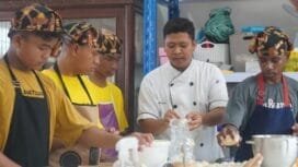 Chef Alan saat sedang mengajarkan para siswa membuat roti. (Foto: Kristin Rejang/Sasagupapua.com)